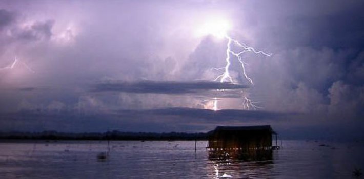 "Araguato Expeditions" Relámpago del Catatumbo iluminando el cielo sobre el Lago de Maracaibo, Venezuela